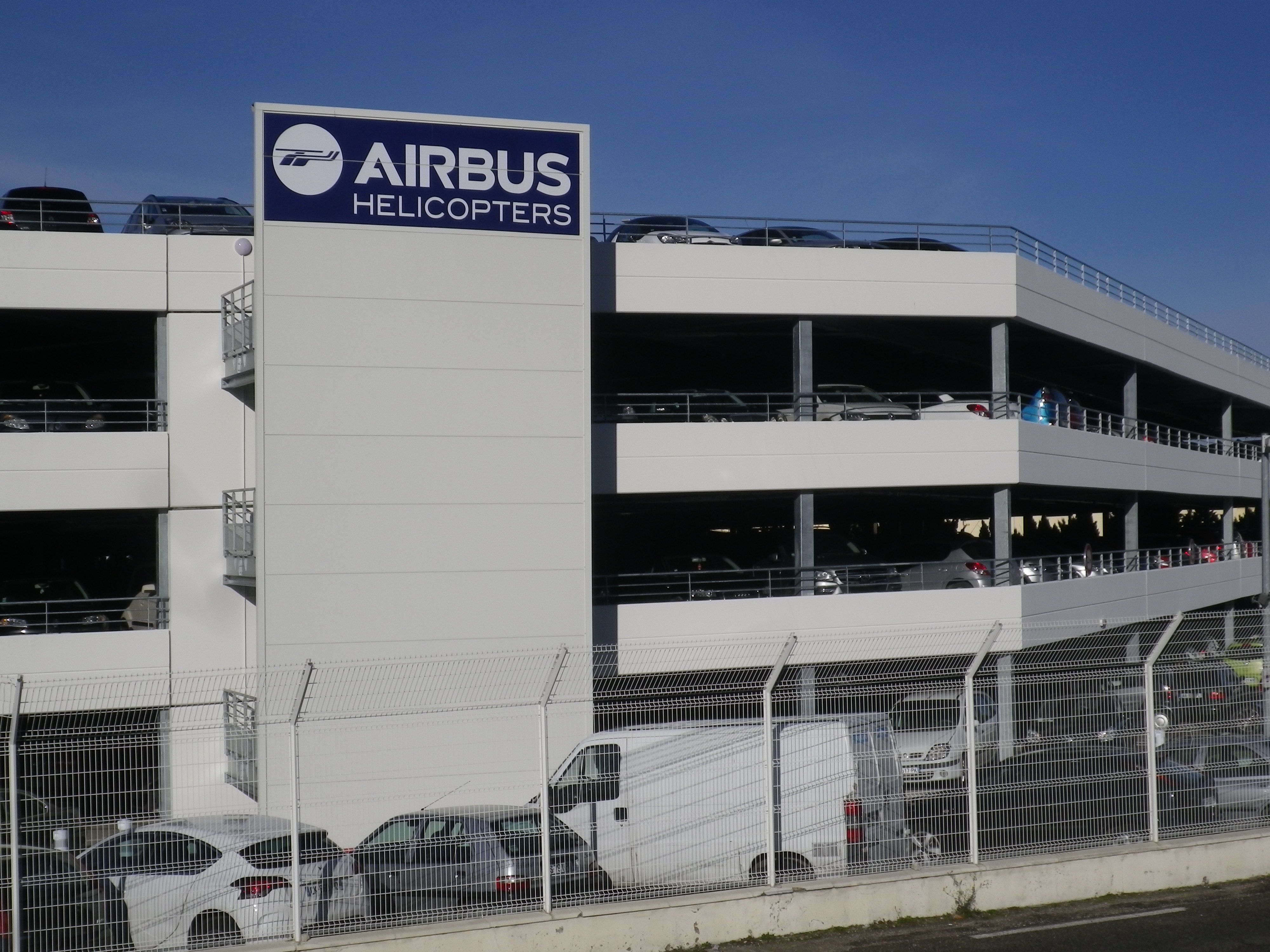 AIRBUS HELICOPTERS parking silo aérien collaborateurs