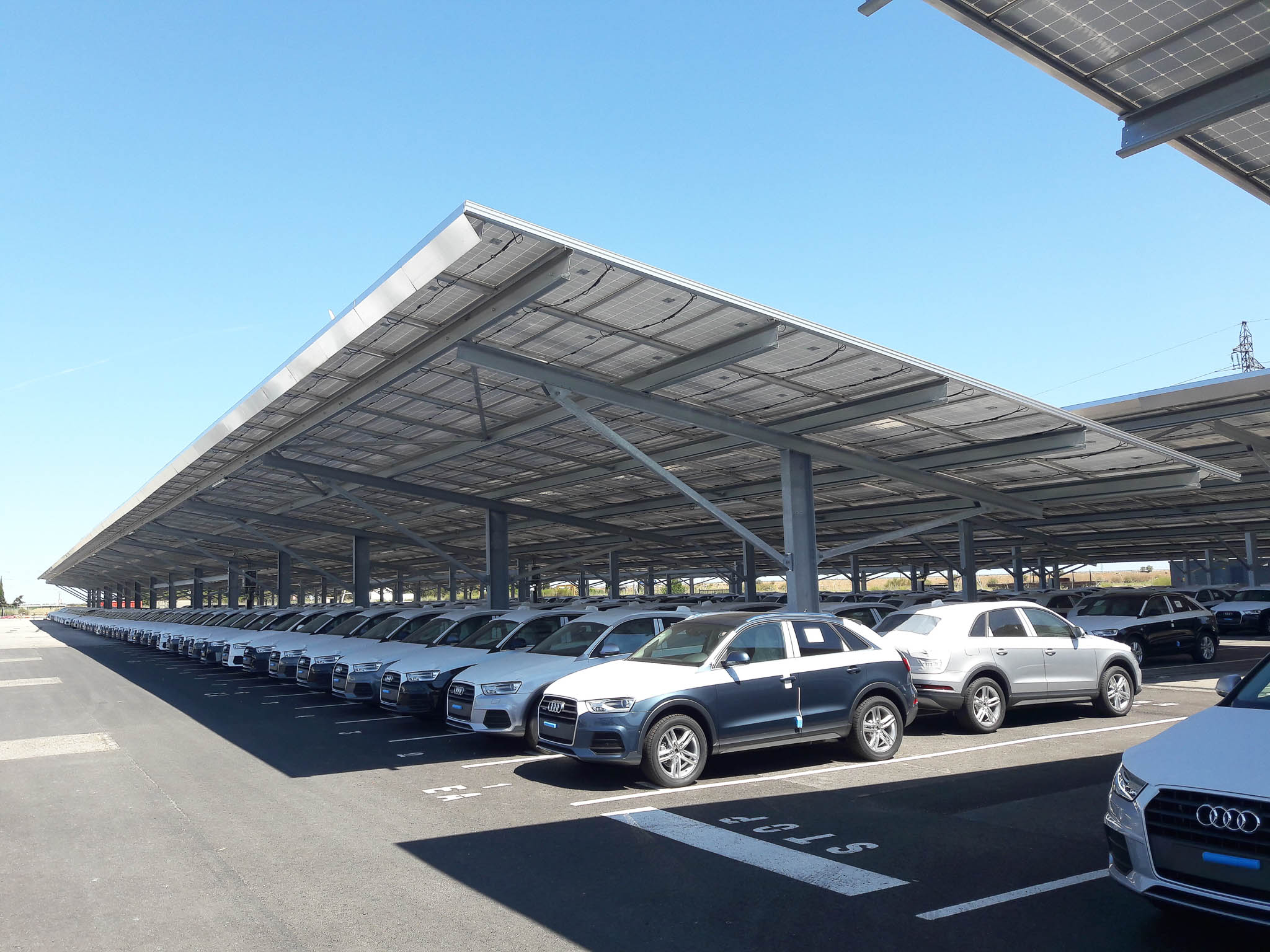 ombrières photovoltaîques rivesaltes parc de stockage véhicules