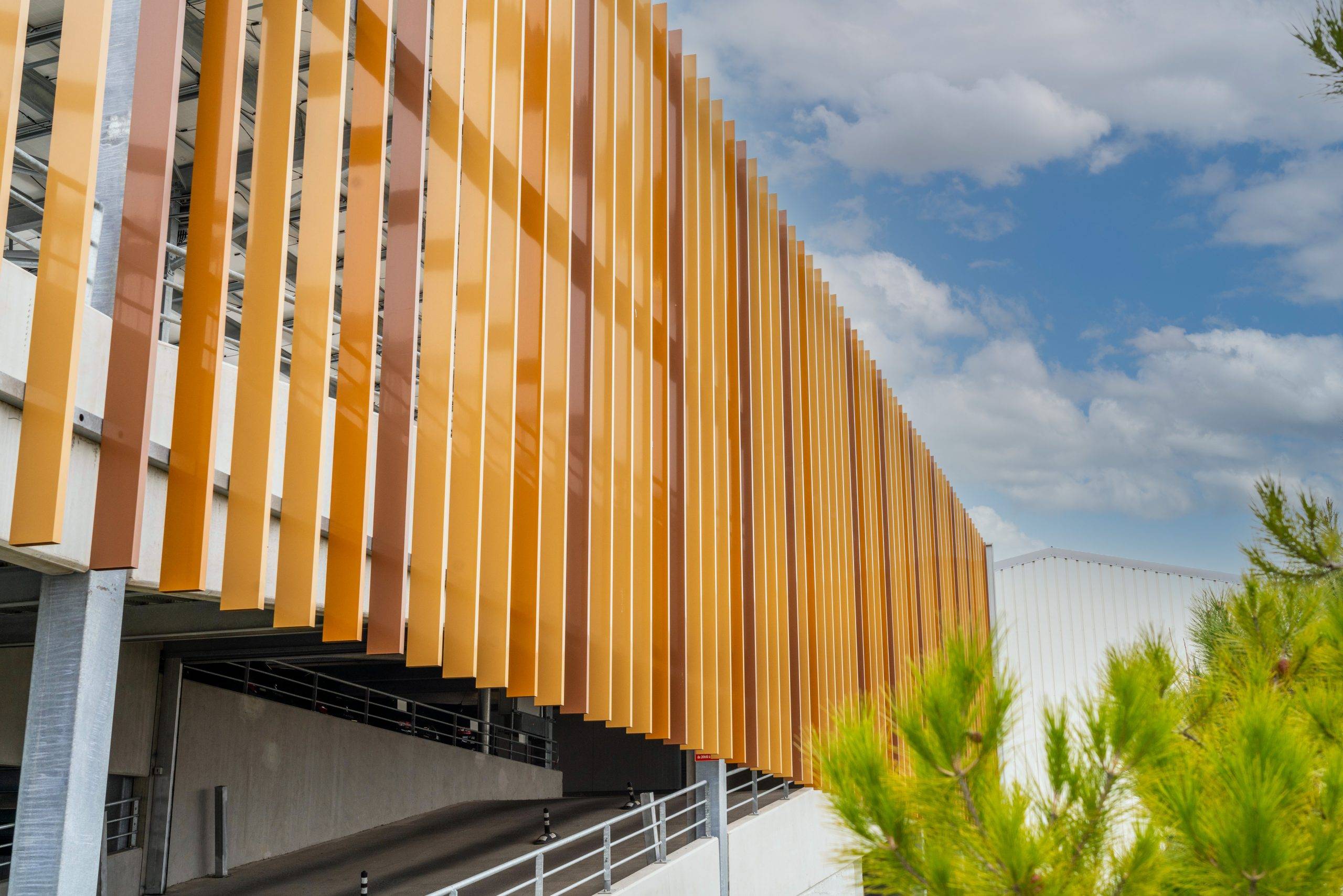 Façade ventelle brun parking super u décathlon Manosque