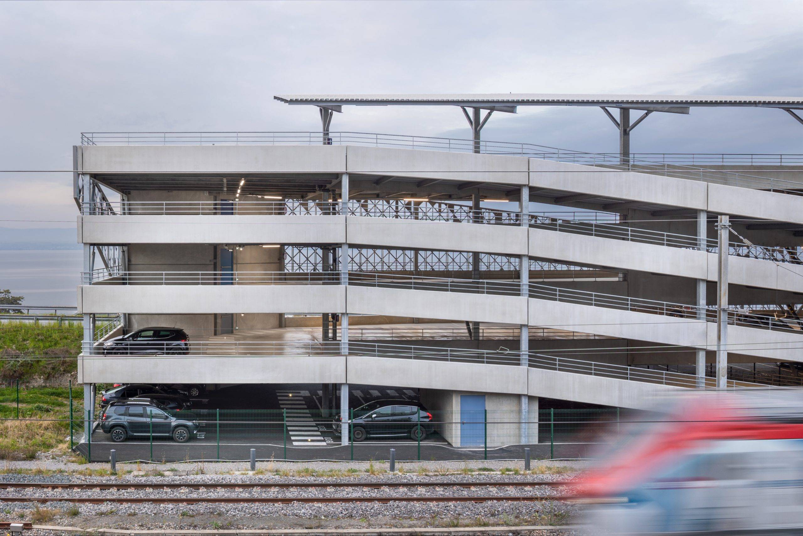 Parking Gare SNCF Evian avec ombrières photovoltaïques