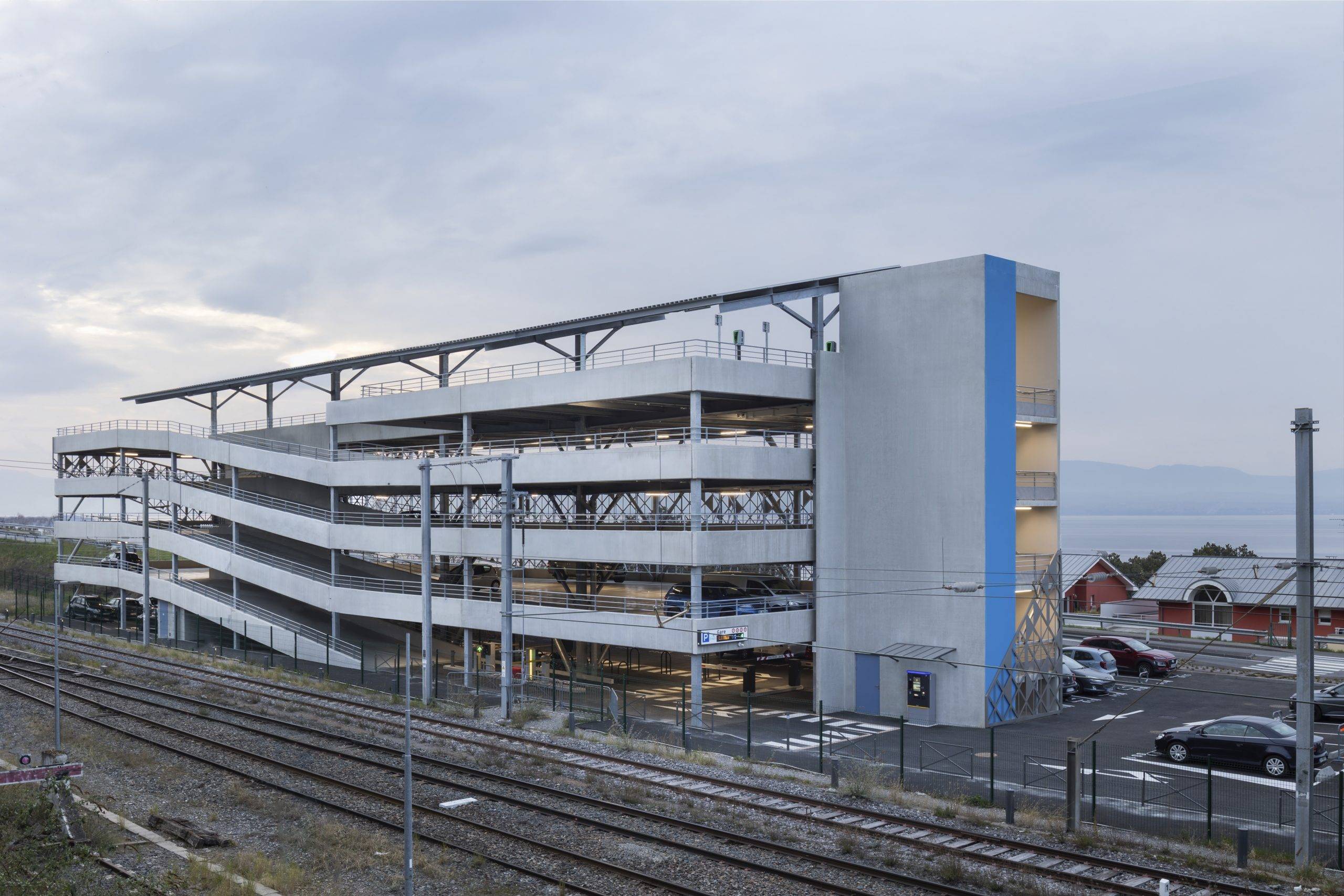 Parking Gare SNCF Evian avec ombrières photovoltaïques