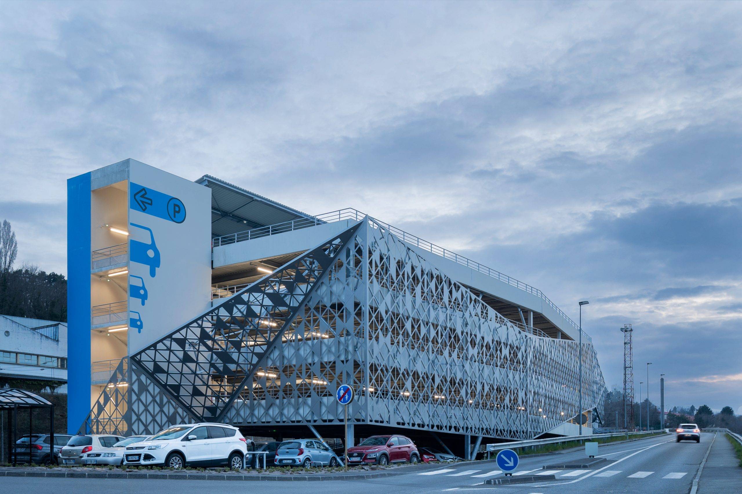 Parking Gare SNCF Evian avec ombrières photovoltaïques