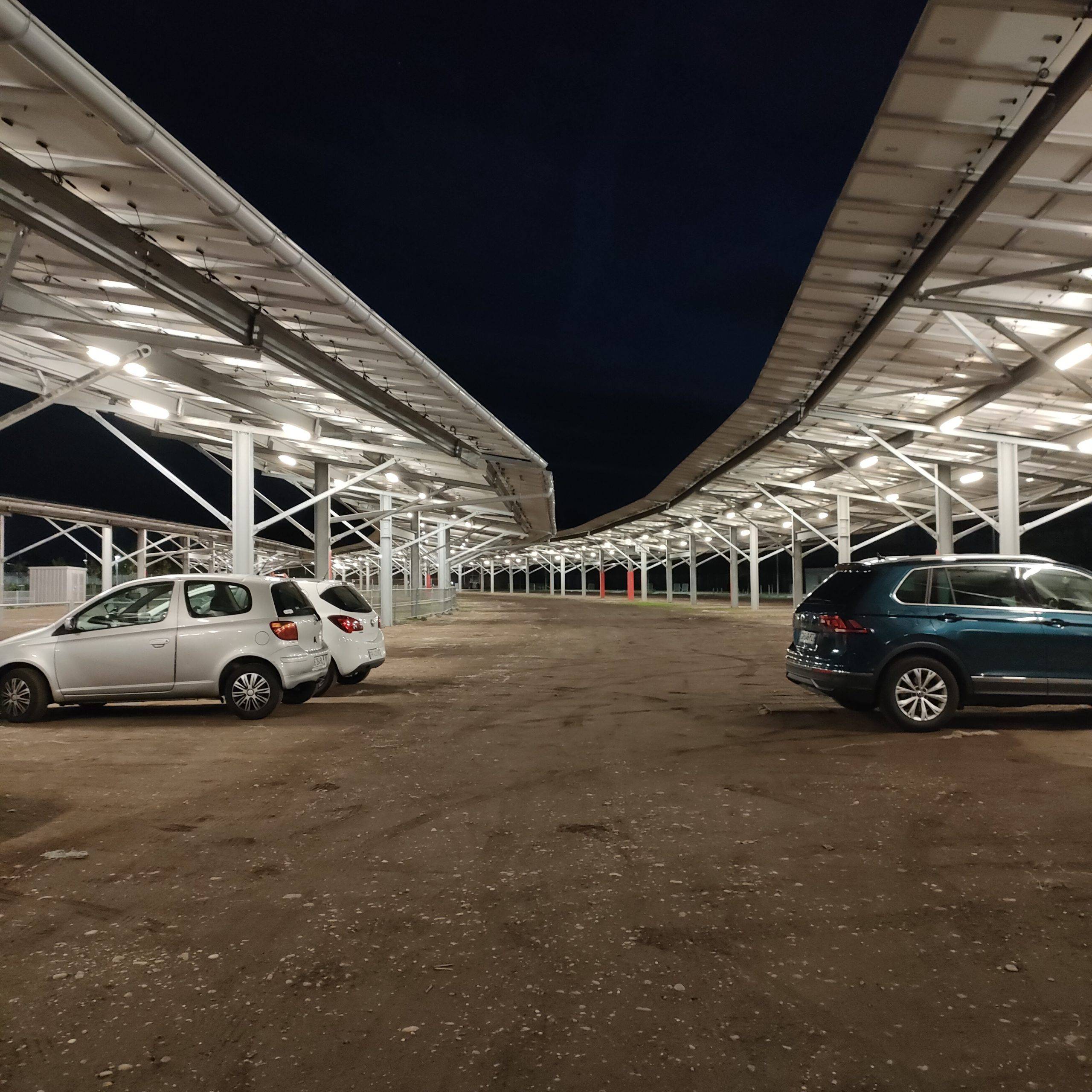 Ombrières photovoltaïques de nuit au Groupama stadium stade Olympique lyonn