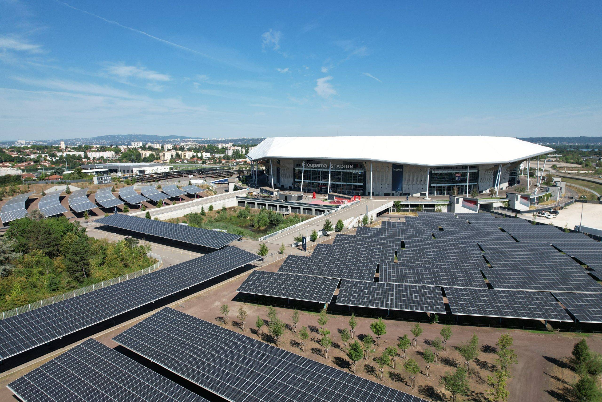 Ombrières photovoltaïques  au Groupama stadium stade Olympique lyonnais