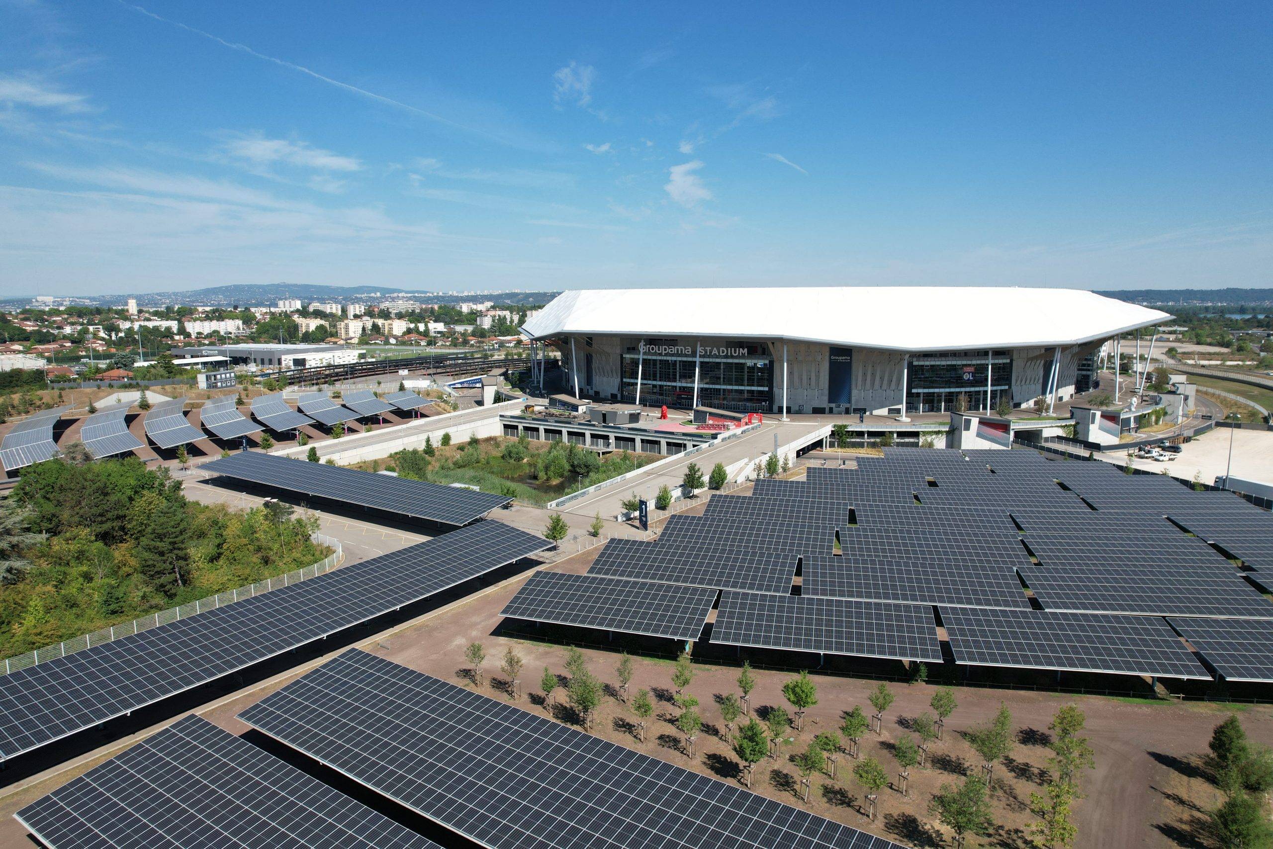 Ombrières photovoltaïques au Groupama stadium stade Olympique lyonnais