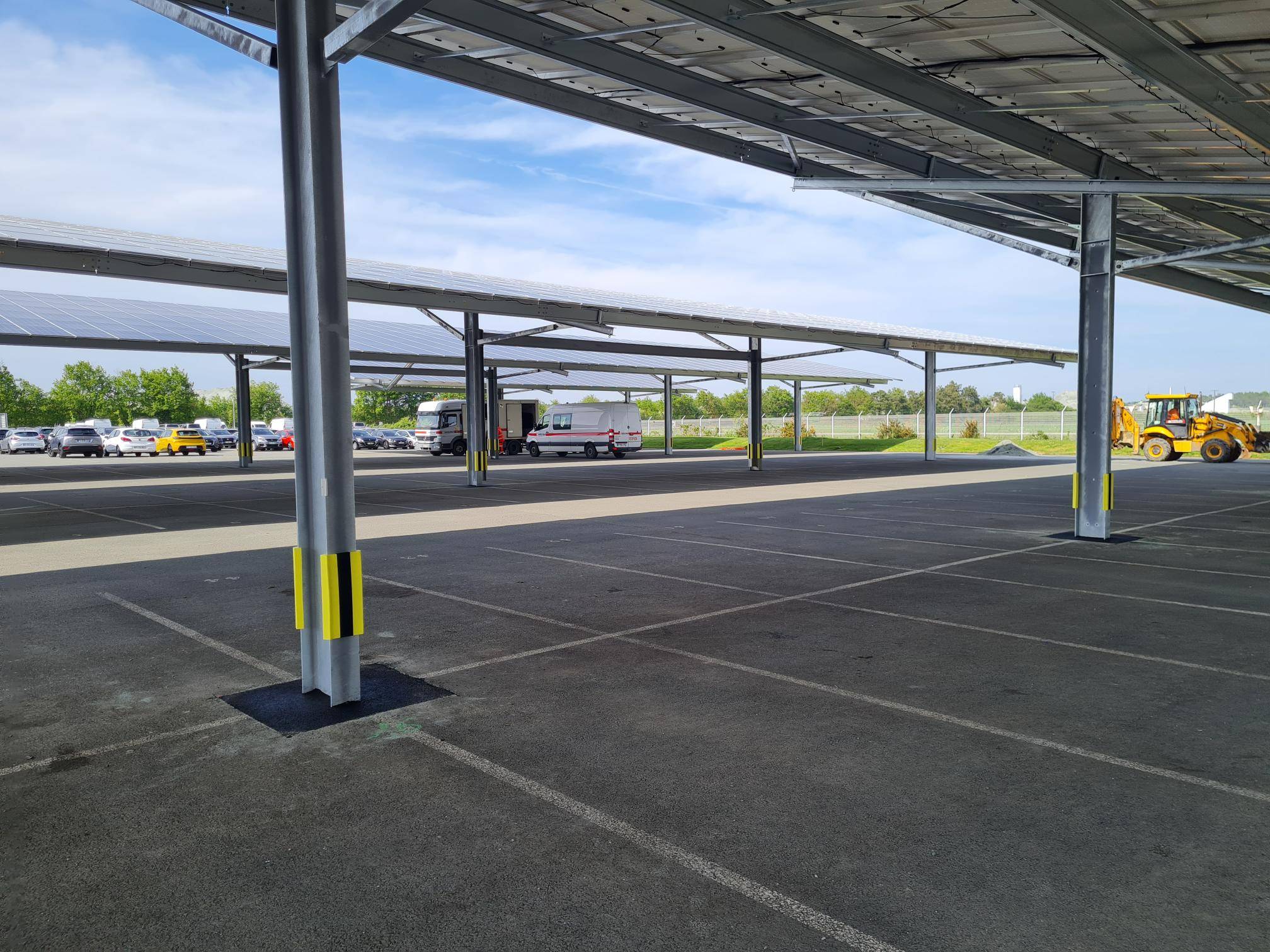 Ombrières photovoltaïques pour technique solaire groupe Dubreuil protection des pied des poteaux