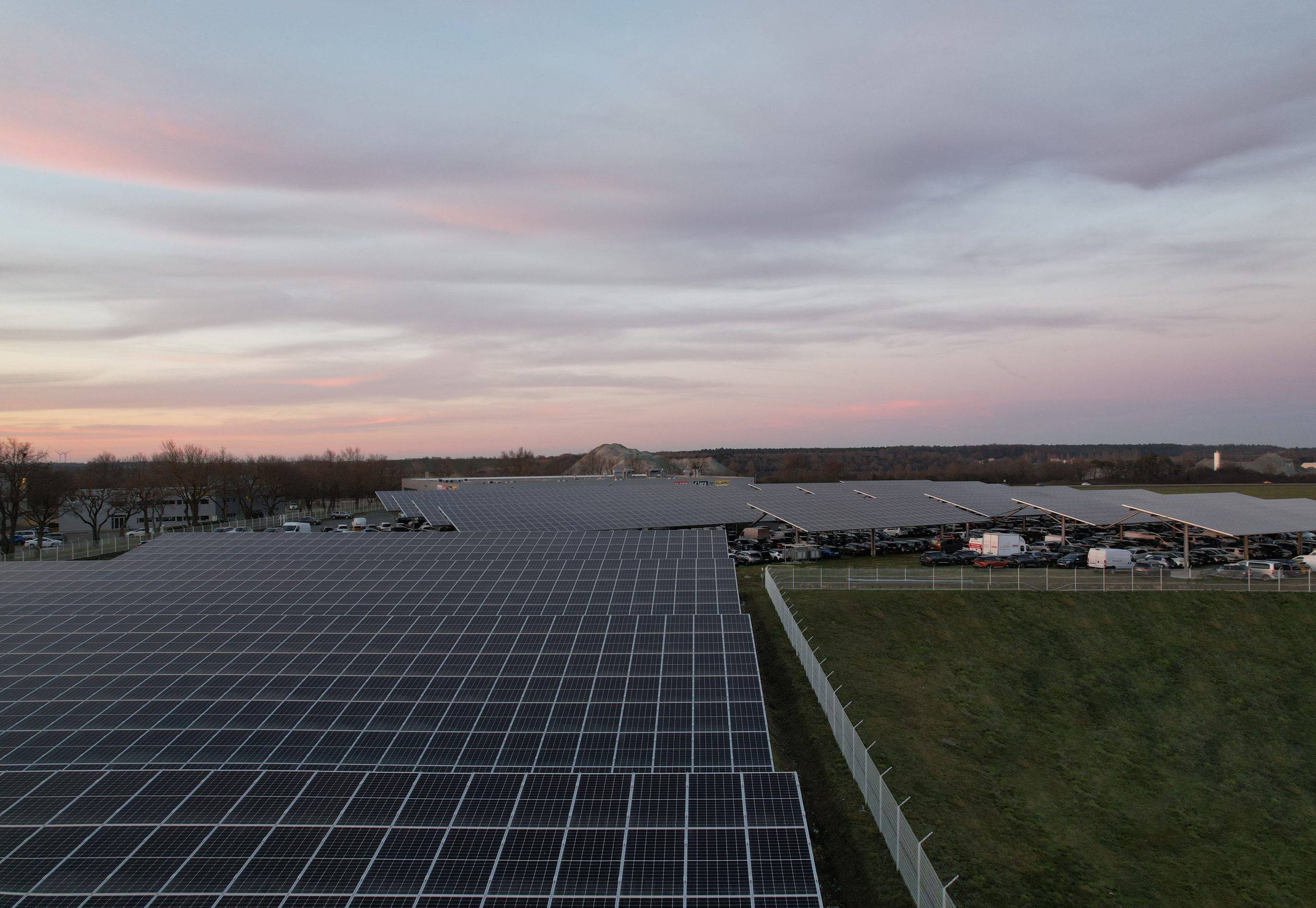 Couché du soleil ombrières photovoltaïques stockage véhicules légers