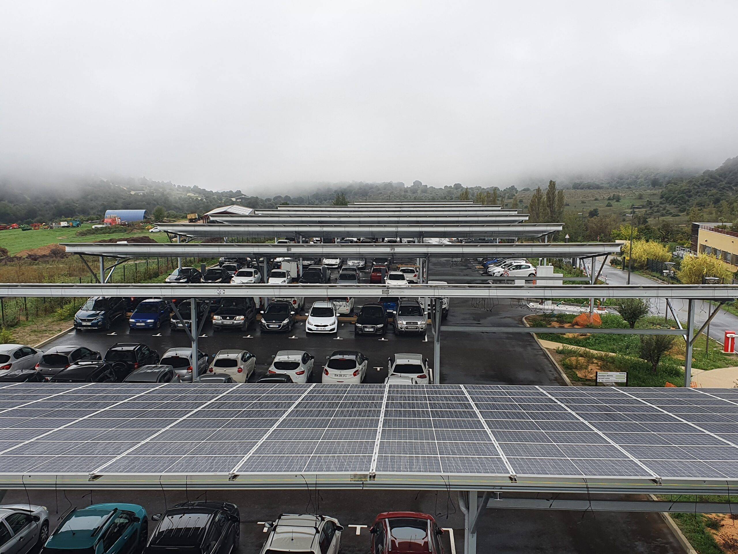 Modules photovoltaïques sur ombrières