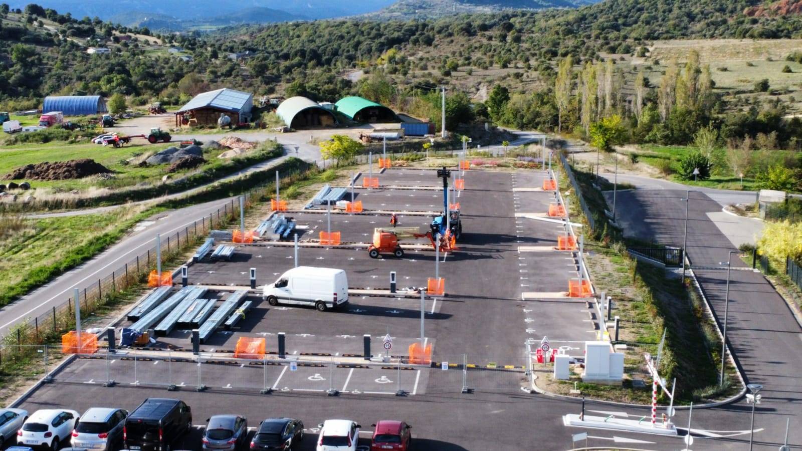 Travaux ombrières photovoltaïques montage de la structure