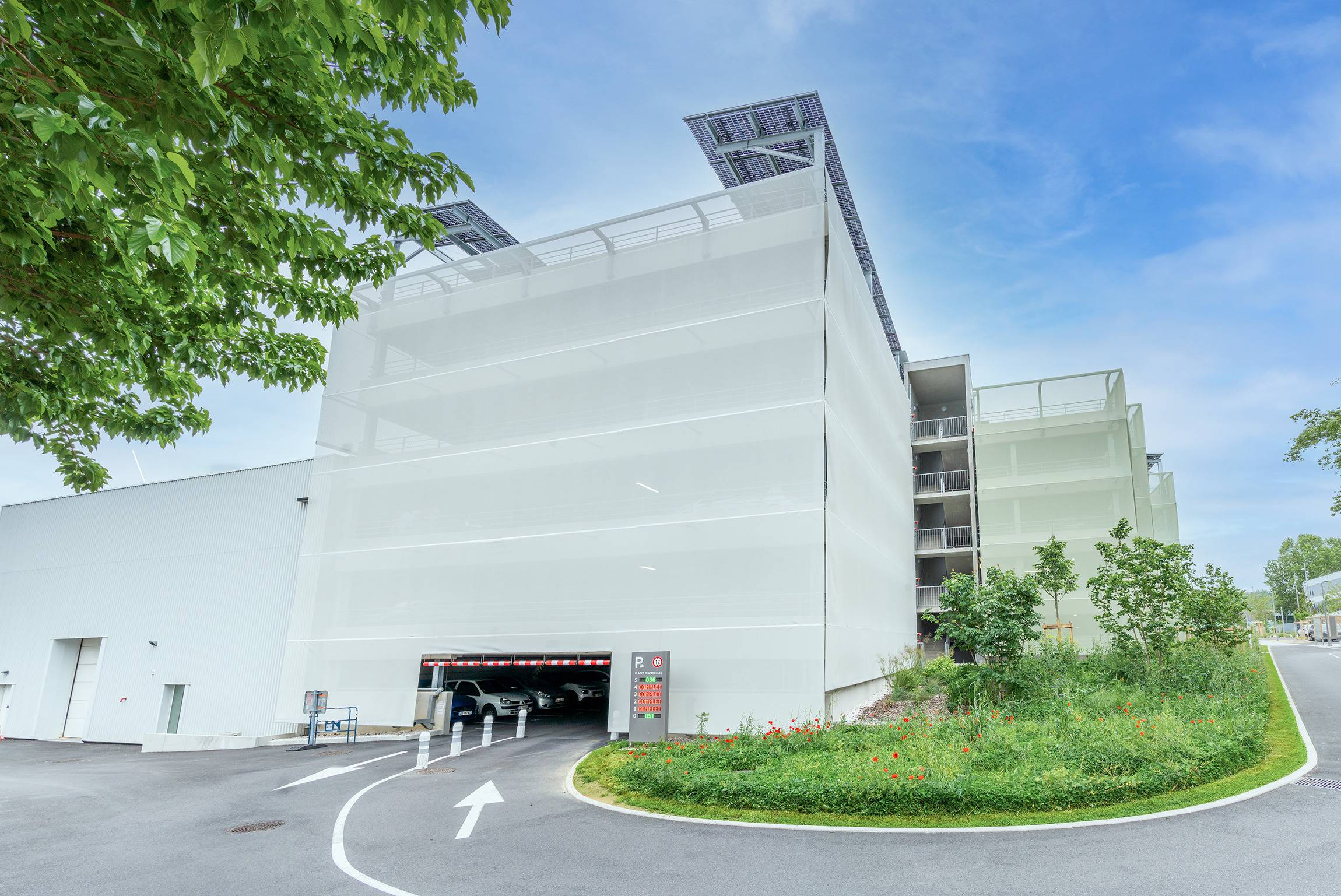 Parking collaborateurs façade textile à Pierre Benite